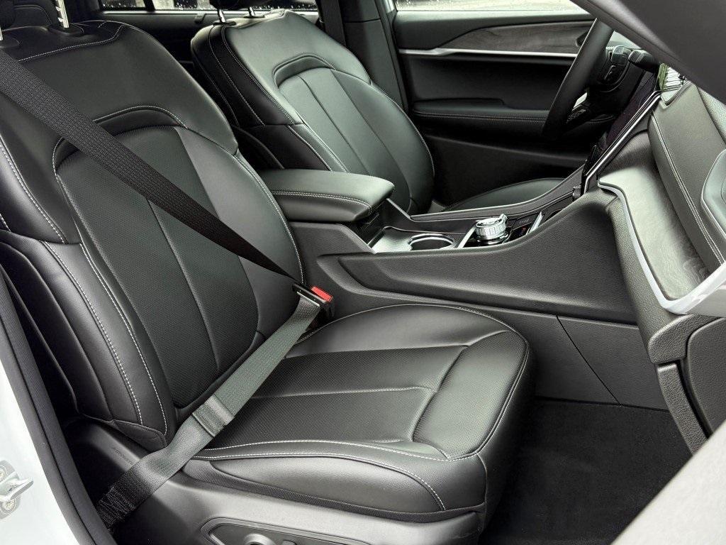 new 2025 Jeep Grand Cherokee car, priced at $45,541