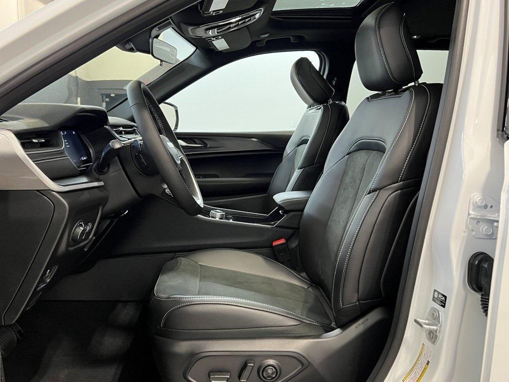 new 2025 Jeep Grand Cherokee car, priced at $40,362