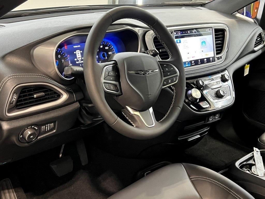 new 2025 Chrysler Pacifica car, priced at $39,077