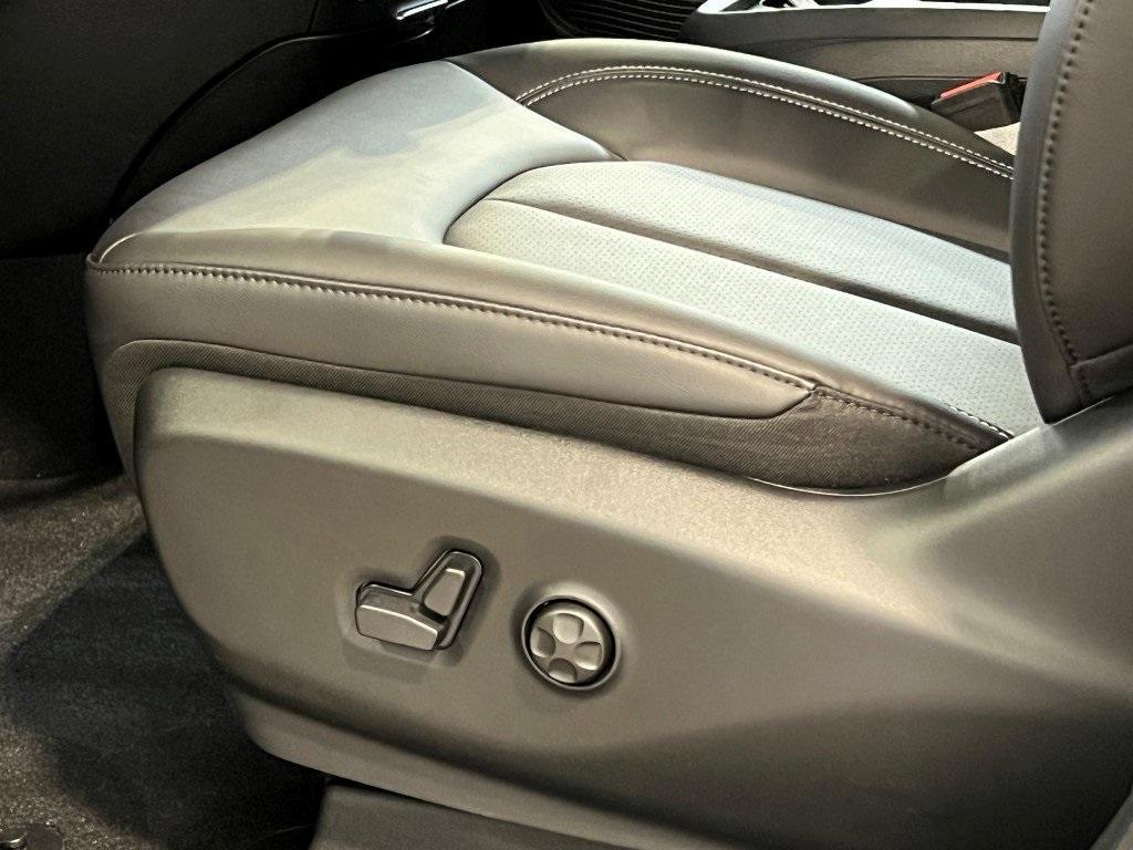 new 2025 Chrysler Pacifica car, priced at $39,077