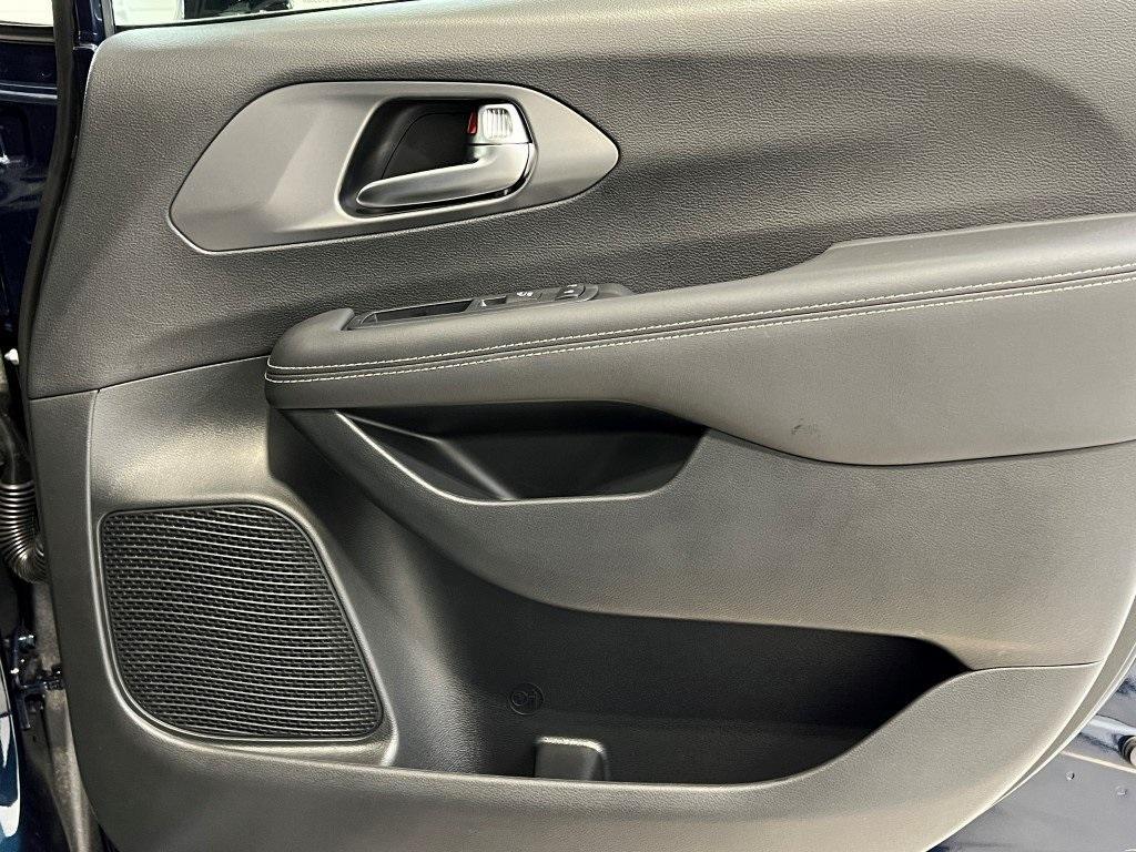 new 2025 Chrysler Pacifica car, priced at $39,077