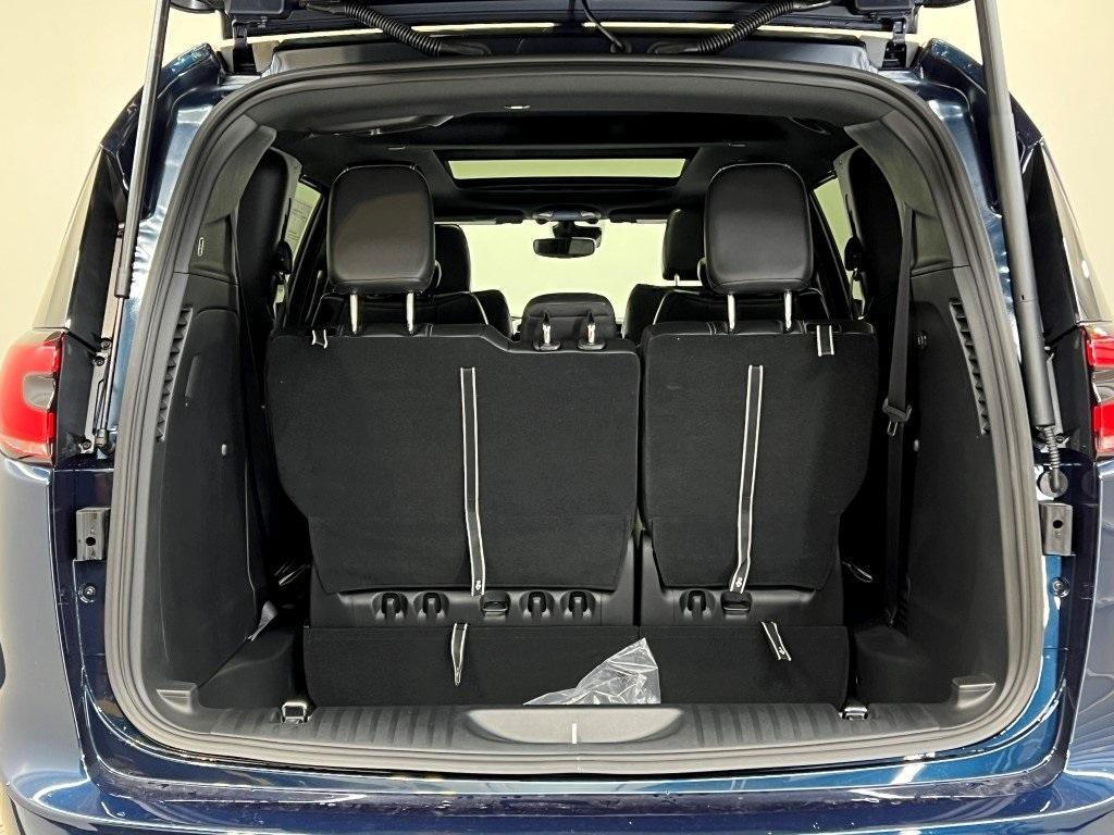 new 2025 Chrysler Pacifica car, priced at $39,077