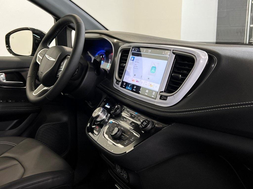 new 2025 Chrysler Pacifica car, priced at $39,077