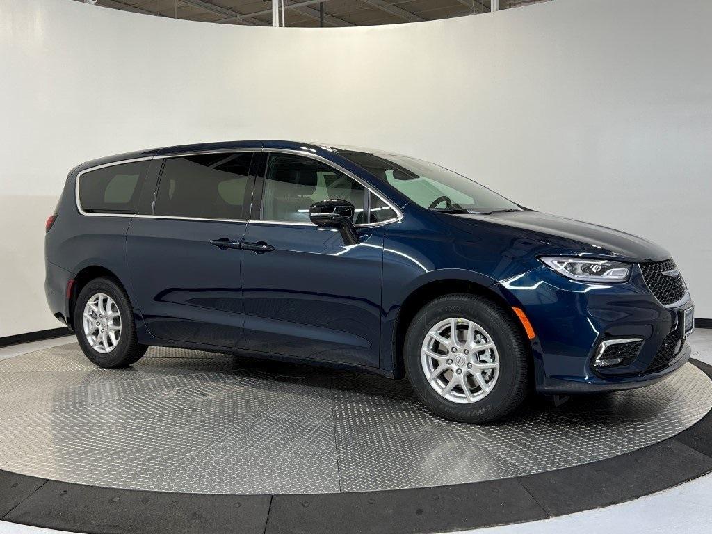new 2025 Chrysler Pacifica car, priced at $41,077