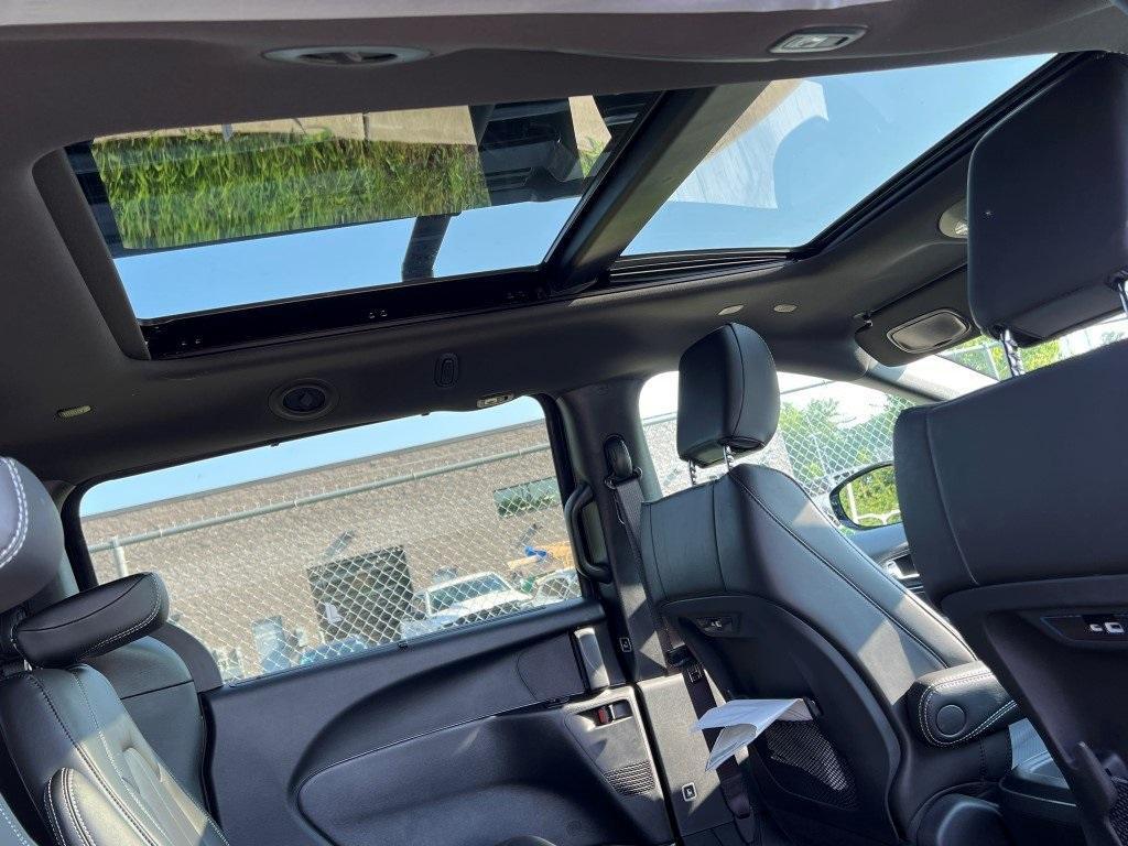 new 2025 Chrysler Pacifica car, priced at $43,864