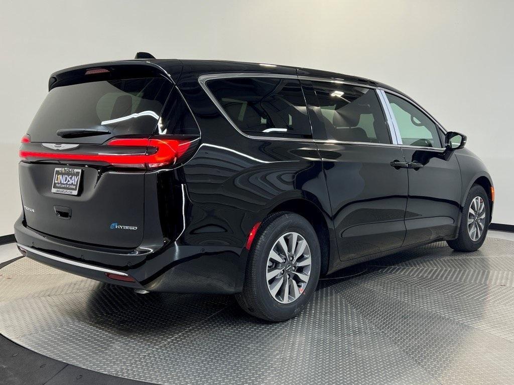 new 2025 Chrysler Pacifica Hybrid car, priced at $44,956