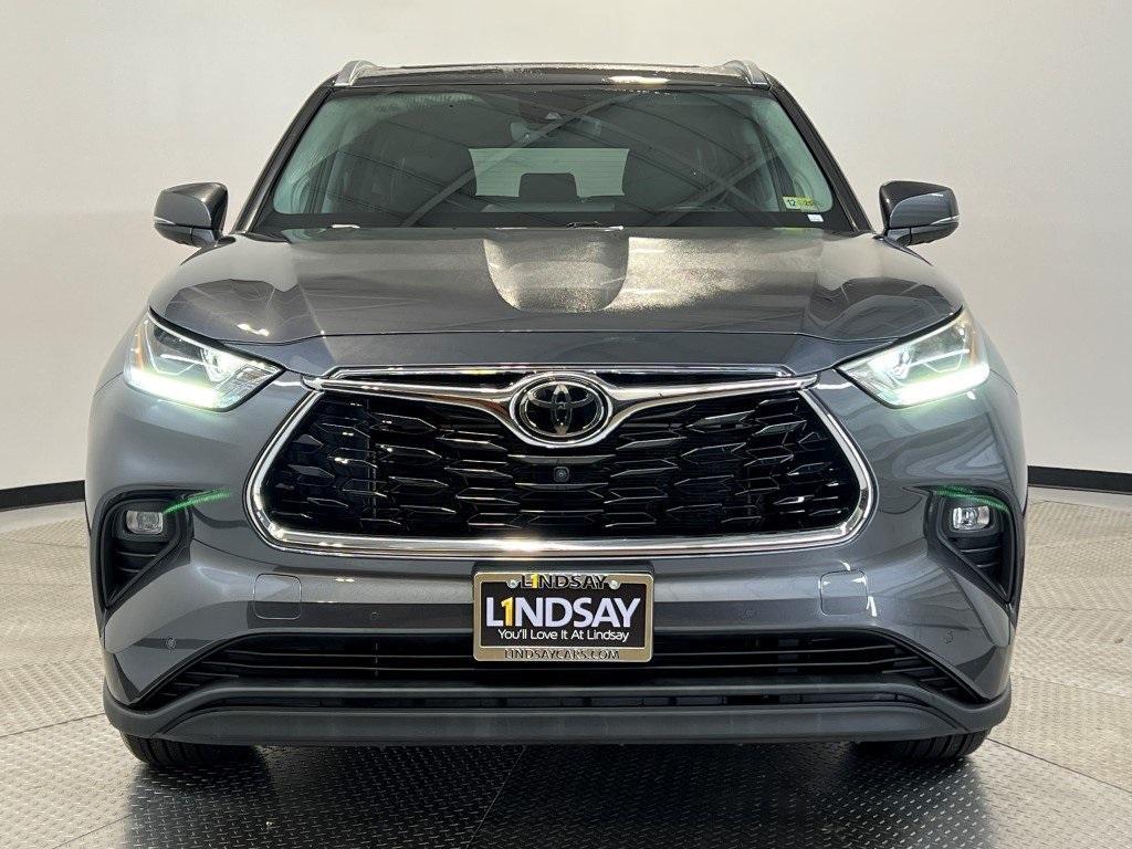 used 2022 Toyota Highlander car, priced at $37,400