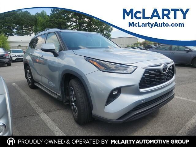 used 2021 Toyota Highlander car, priced at $27,998