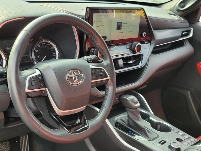 used 2023 Toyota Highlander car, priced at $39,900