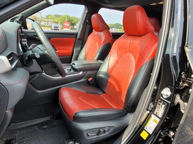 used 2023 Toyota Highlander car, priced at $39,900