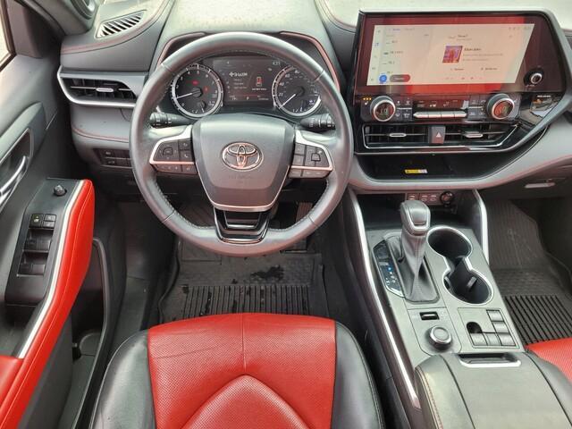 used 2023 Toyota Highlander car, priced at $39,900