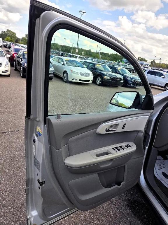used 2009 Chevrolet Traverse car, priced at $2,495