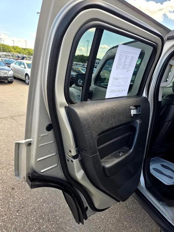 used 2008 Hummer H3 car, priced at $7,995