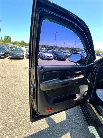 used 2007 Chevrolet Avalanche car, priced at $8,995