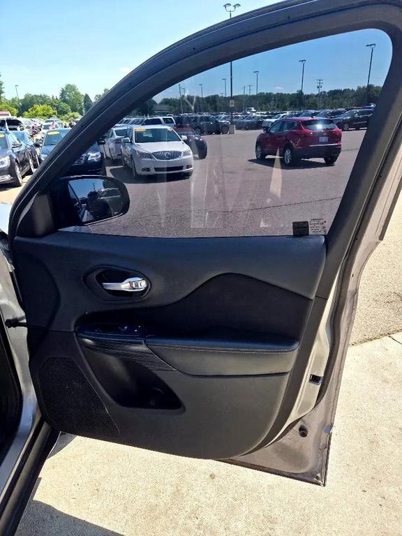 used 2014 Jeep Cherokee car, priced at $5,495