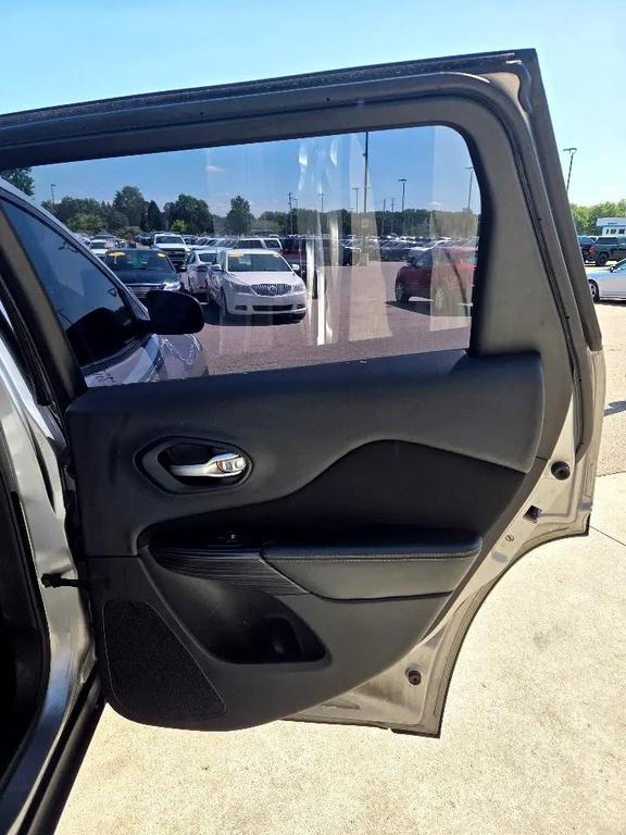used 2014 Jeep Cherokee car, priced at $5,495