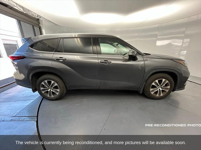 used 2022 Toyota Highlander car, priced at $35,504
