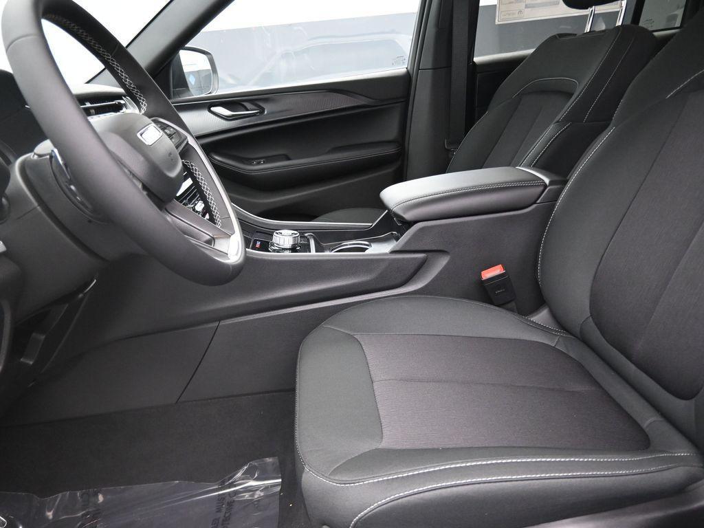 new 2025 Jeep Grand Cherokee car, priced at $32,210