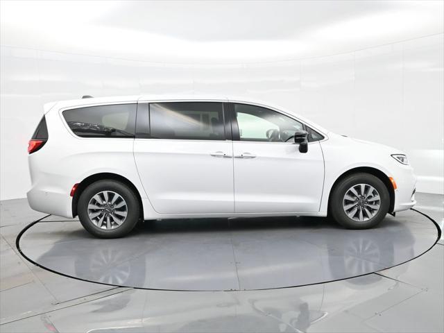 new 2025 Chrysler Pacifica Hybrid car, priced at $45,280