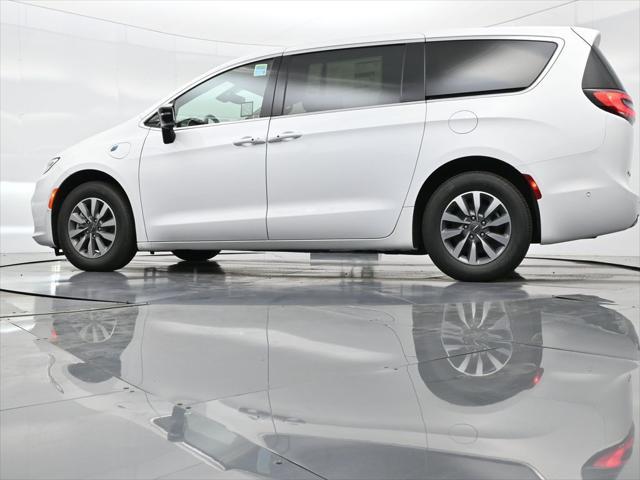 new 2025 Chrysler Pacifica Hybrid car, priced at $45,280