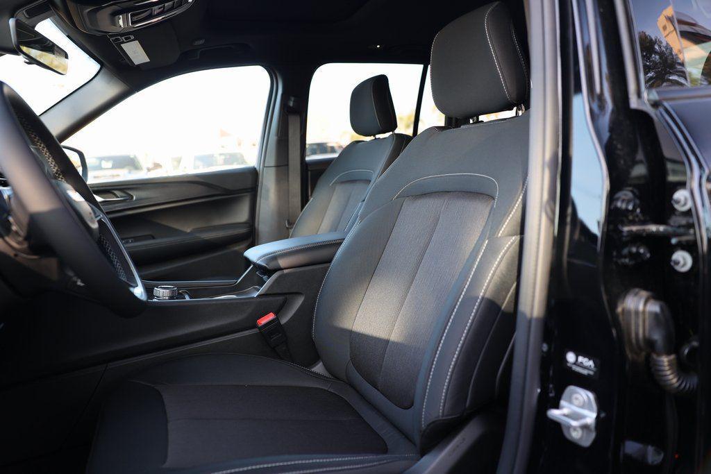 new 2025 Jeep Grand Cherokee car, priced at $29,170