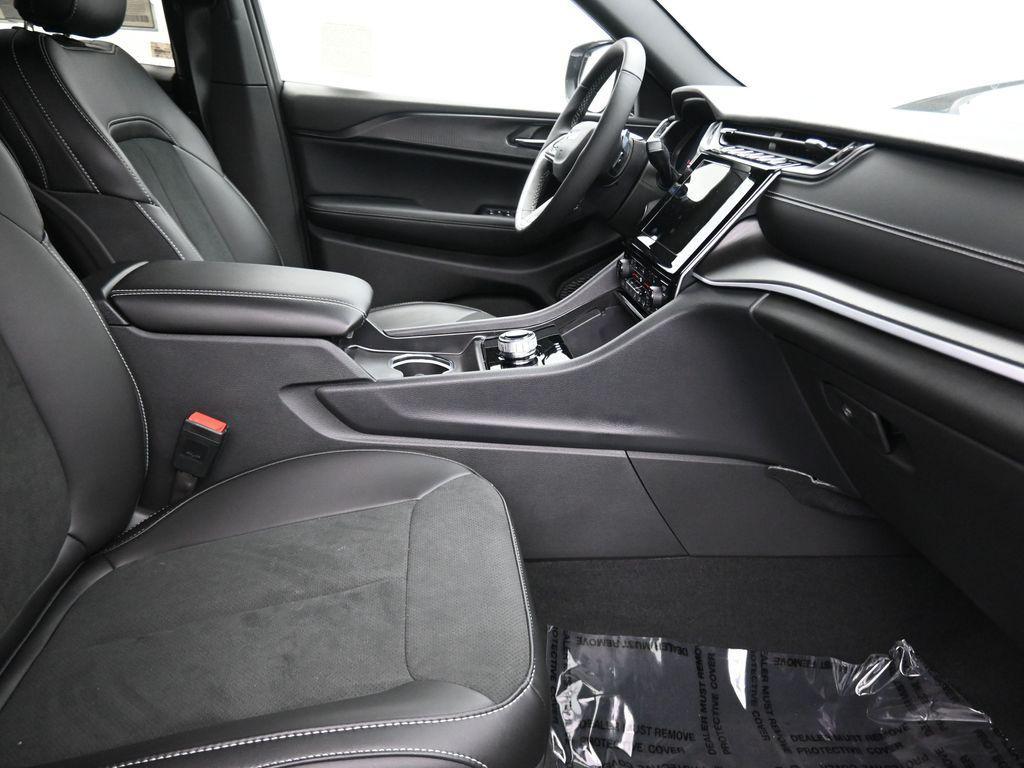 new 2025 Jeep Grand Cherokee L car, priced at $42,674