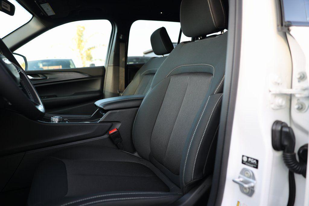 new 2025 Jeep Grand Cherokee car, priced at $34,625