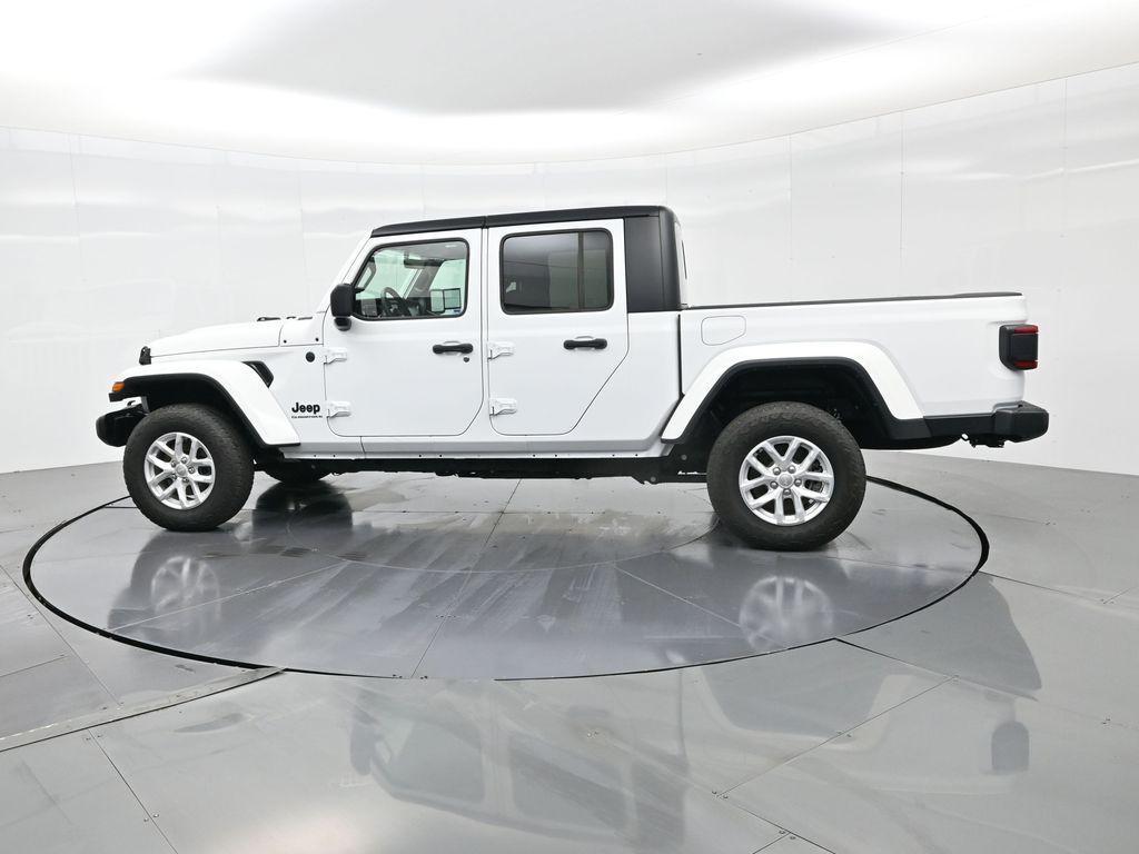 used 2023 Jeep Gladiator car, priced at $40,000
