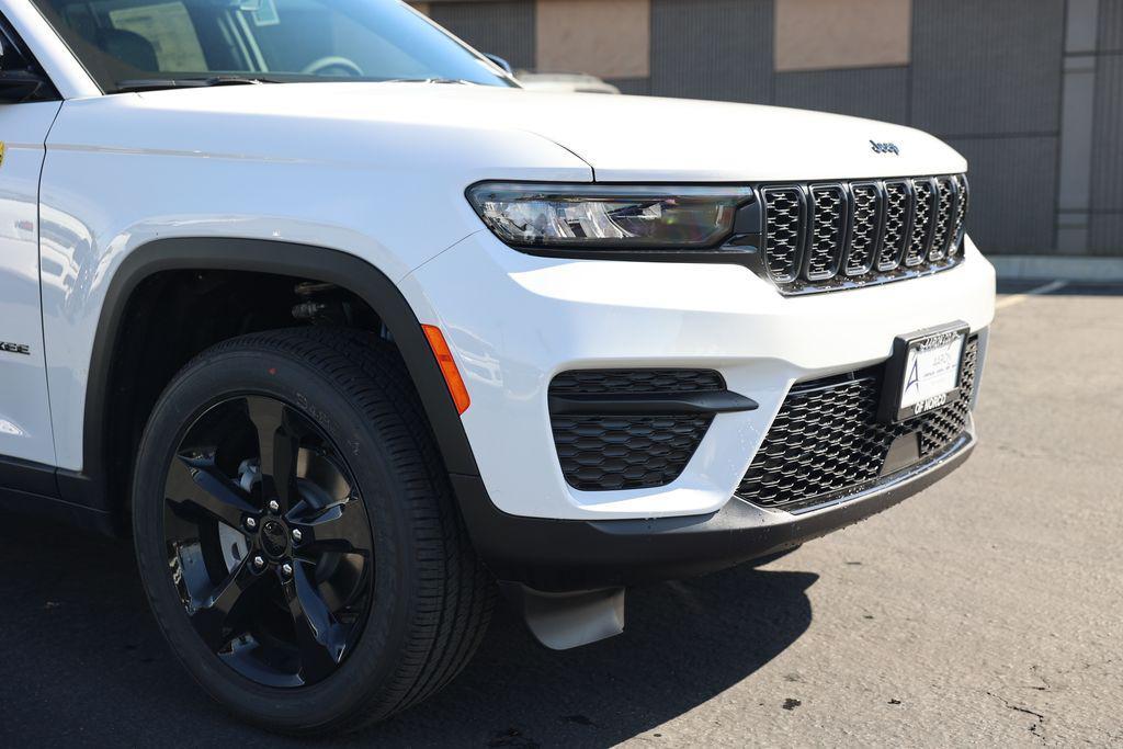 new 2025 Jeep Grand Cherokee car, priced at $38,824