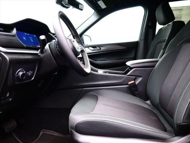 new 2025 Jeep Grand Cherokee car, priced at $37,800