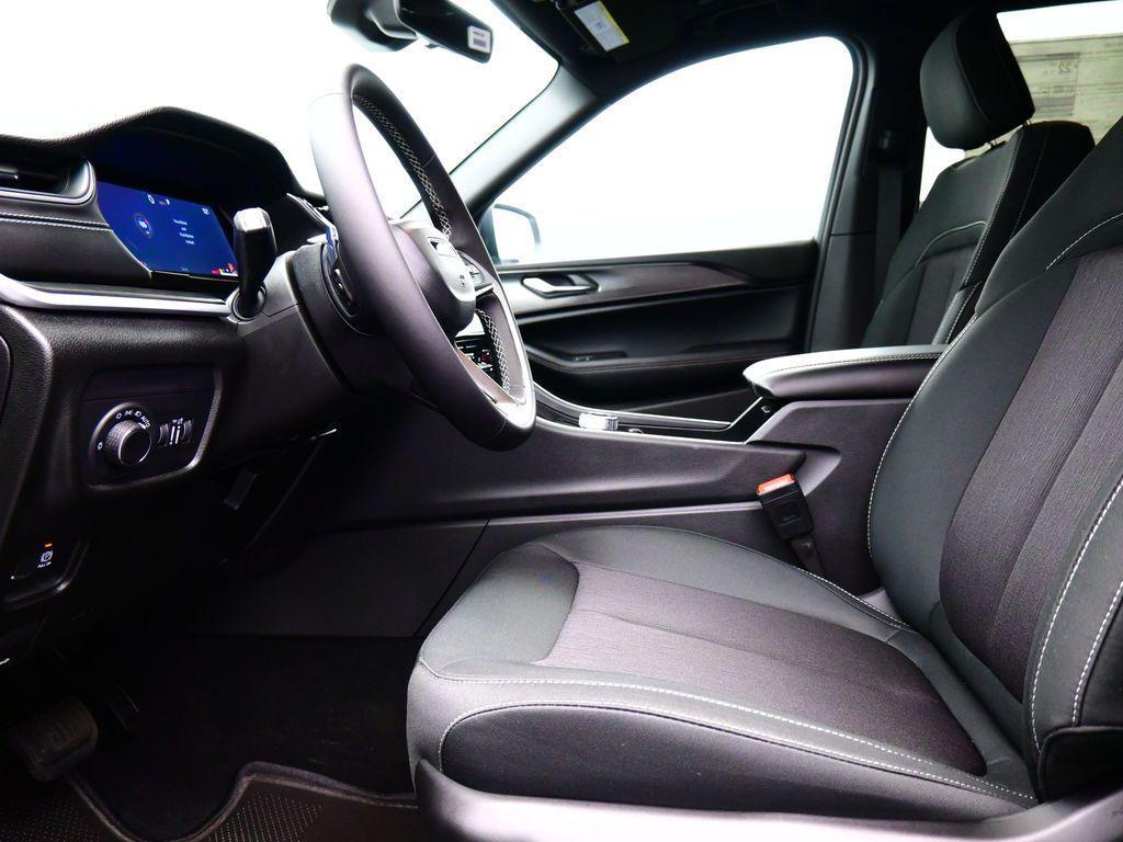 new 2025 Jeep Grand Cherokee car, priced at $35,300