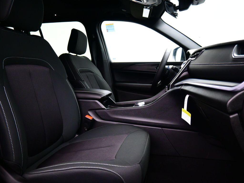 new 2025 Jeep Grand Cherokee car, priced at $35,300