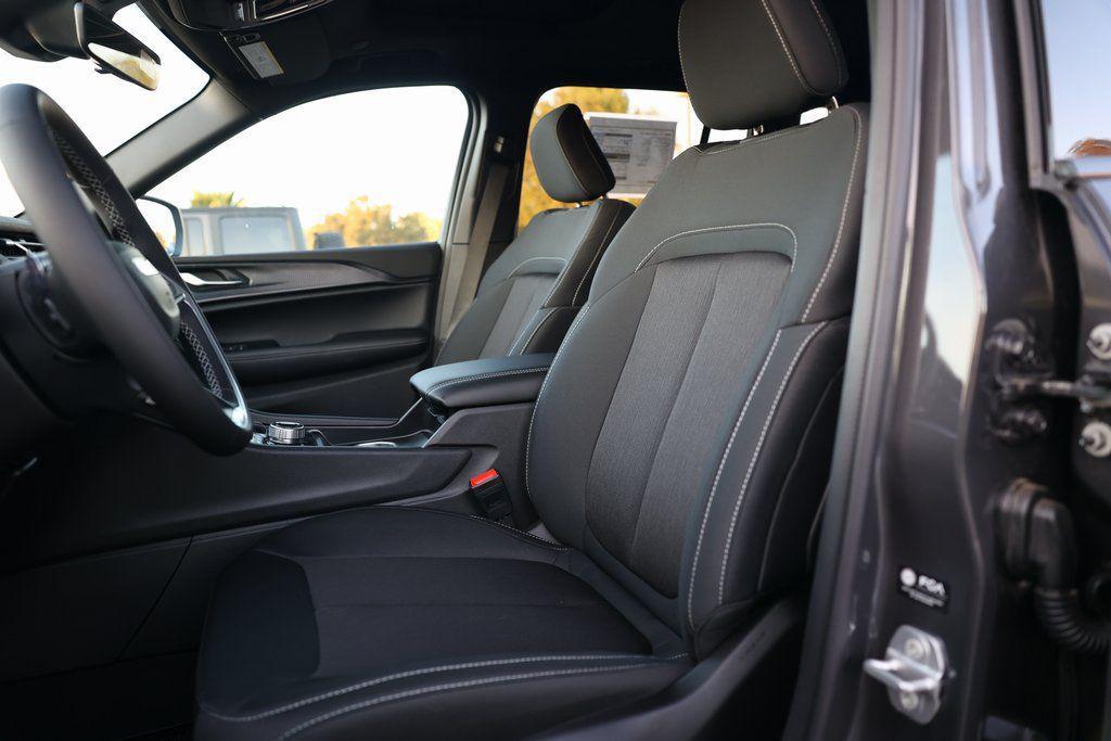 new 2025 Jeep Grand Cherokee car, priced at $31,170