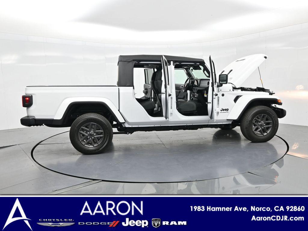new 2025 Jeep Gladiator car, priced at $39,814