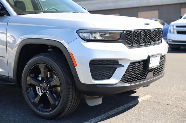 new 2025 Jeep Grand Cherokee car, priced at $41,800
