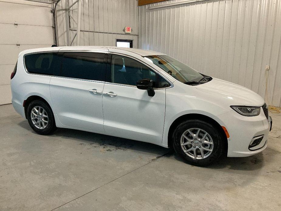new 2024 Chrysler Pacifica car, priced at $47,971