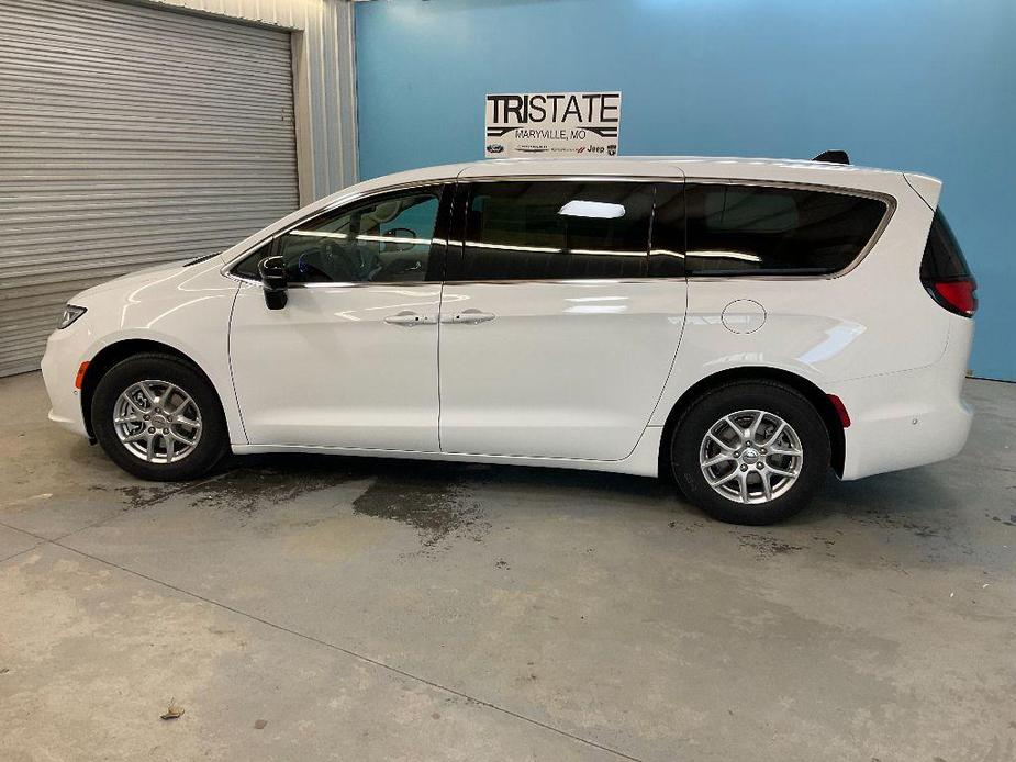 new 2024 Chrysler Pacifica car, priced at $43,618
