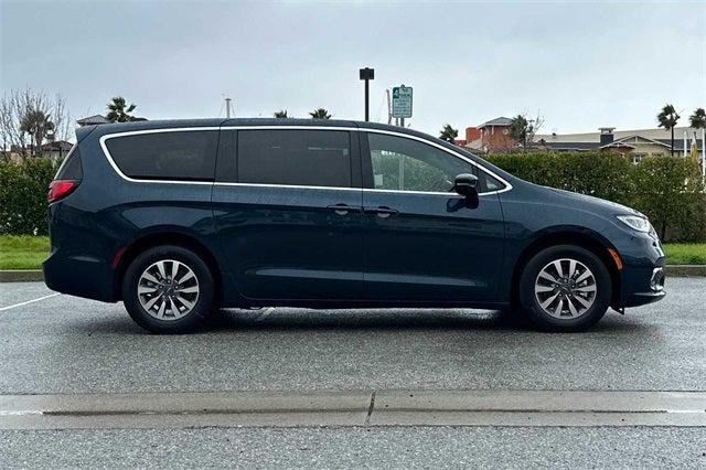 new 2025 Chrysler Pacifica Hybrid car, priced at $45,745