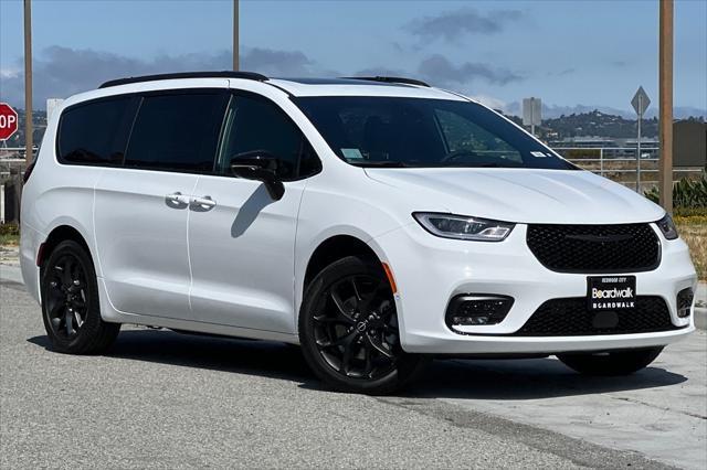 new 2025 Chrysler Pacifica car, priced at $52,249