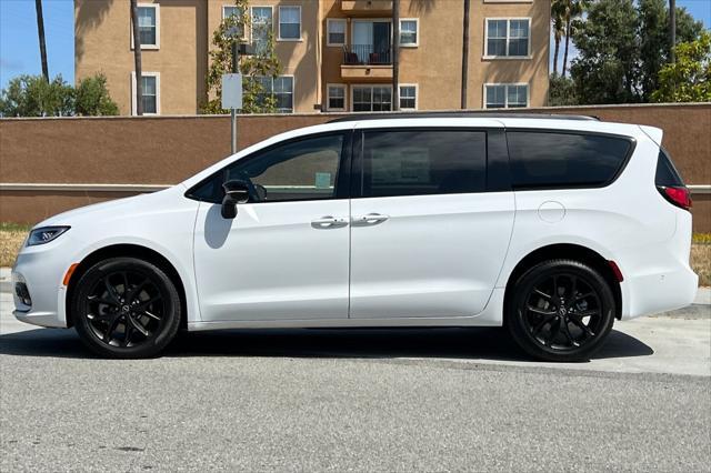 new 2025 Chrysler Pacifica car, priced at $52,249