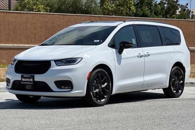 new 2025 Chrysler Pacifica car, priced at $52,249