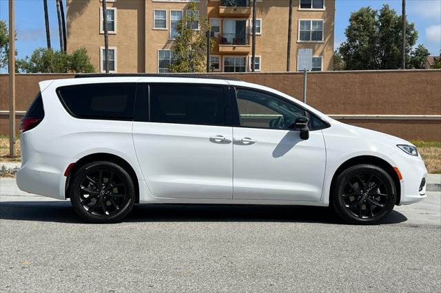 new 2025 Chrysler Pacifica car, priced at $52,249
