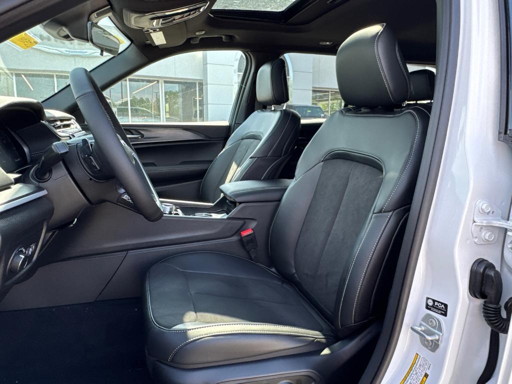 new 2025 Jeep Grand Cherokee car, priced at $36,988