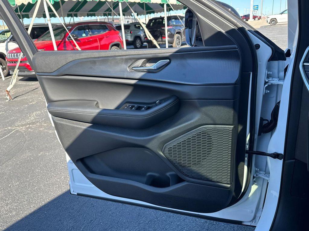 new 2025 Jeep Grand Cherokee car, priced at $35,988