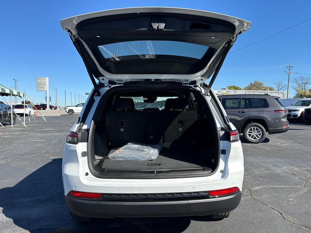 new 2025 Jeep Grand Cherokee car, priced at $35,988