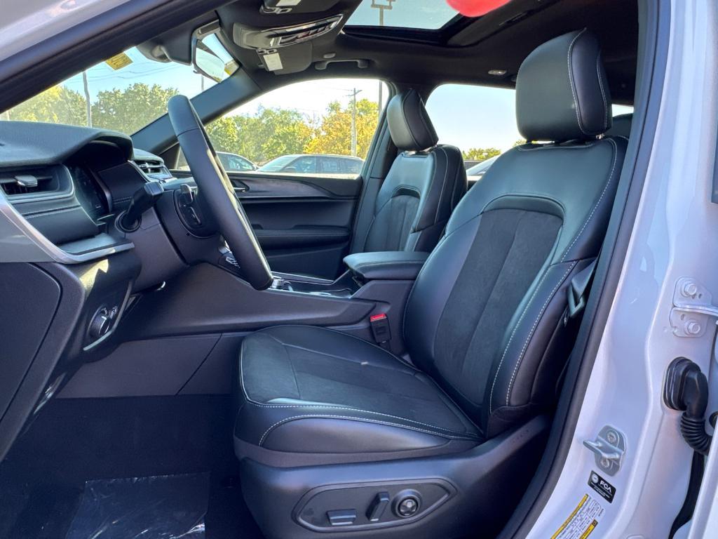 new 2025 Jeep Grand Cherokee car, priced at $35,988