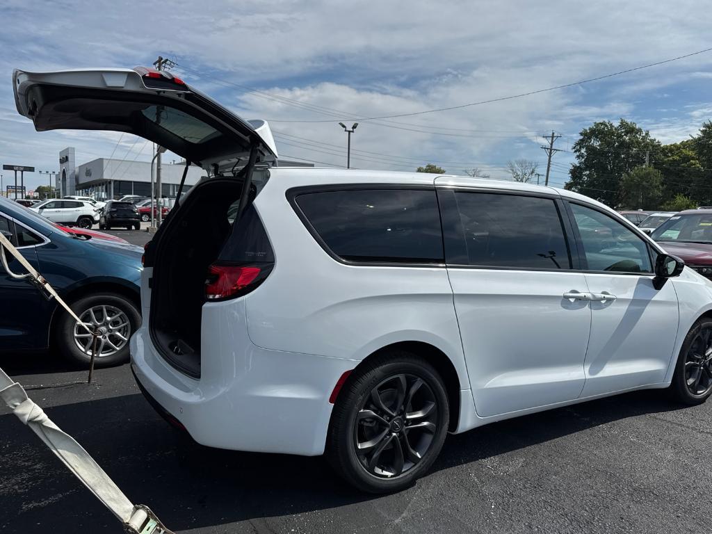 new 2026 Chrysler Pacifica car, priced at $39,988