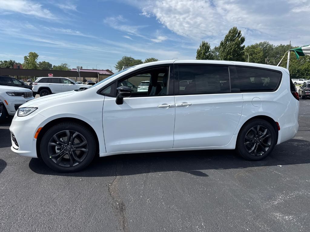 new 2026 Chrysler Pacifica car, priced at $39,988