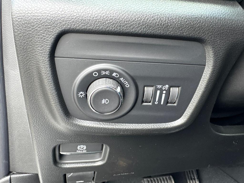 new 2025 Jeep Grand Cherokee car, priced at $42,988
