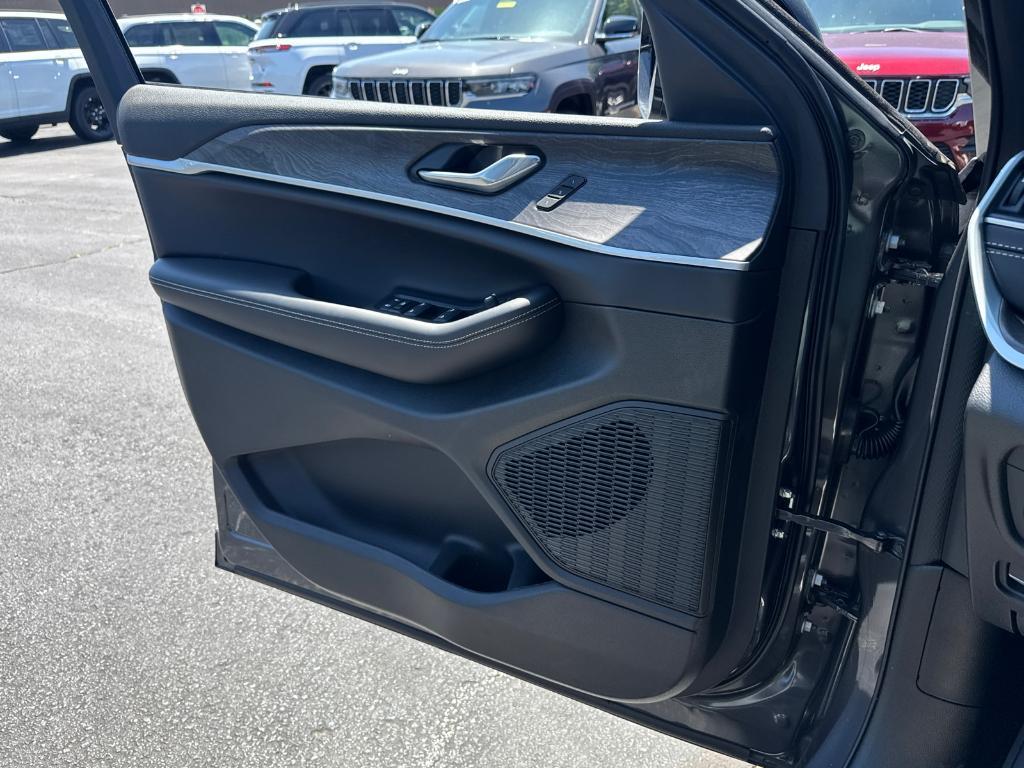 new 2025 Jeep Grand Cherokee car, priced at $38,988